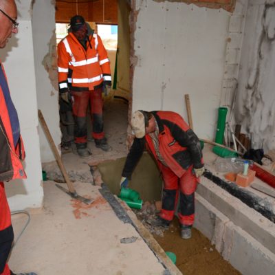 Dienstag, 25. April 2017: Einbringen der neuen Abflussrohre